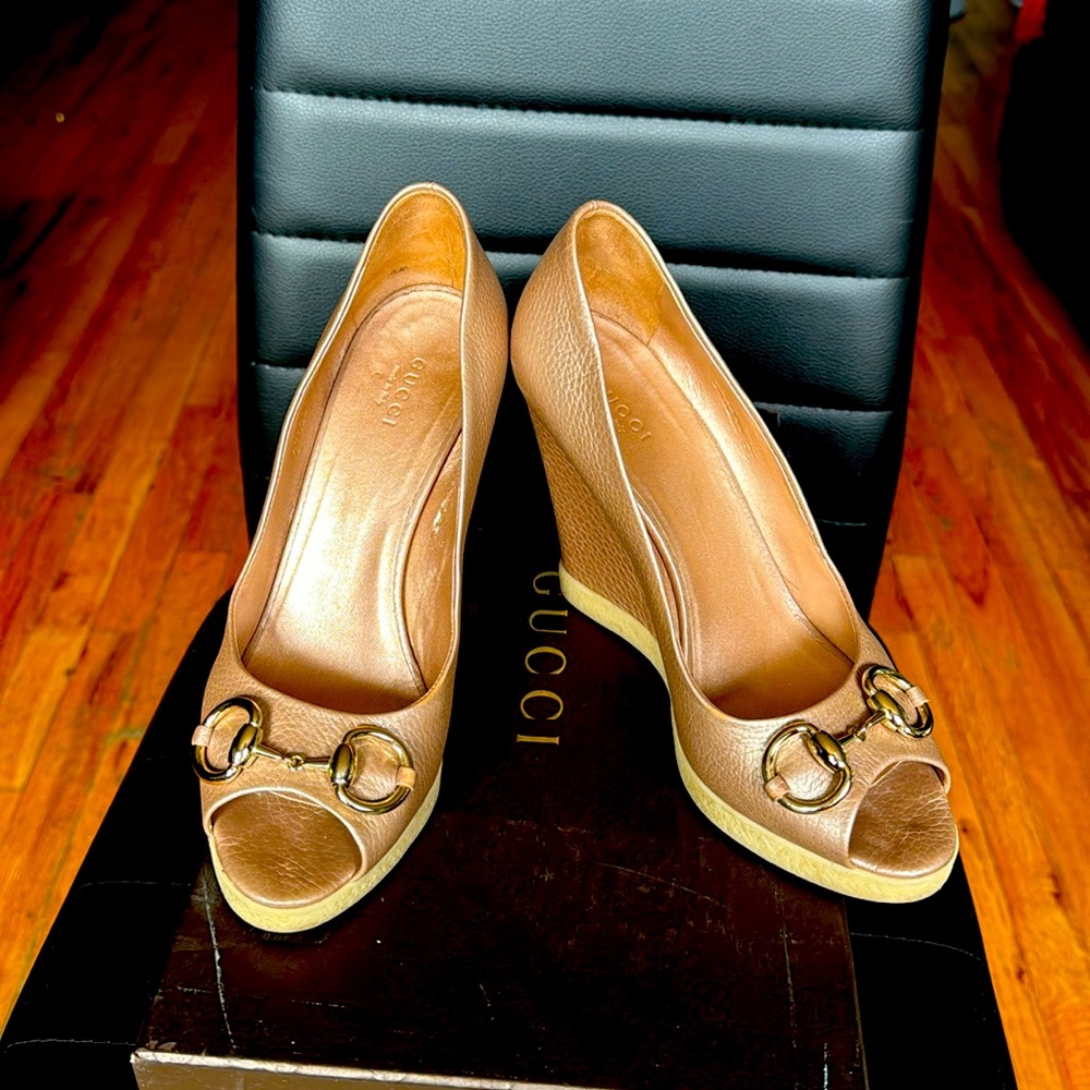 Used like two times. Originals with the bag and box. Rose gold color.